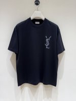 新品 Ysl家族男士时装款纯棉圆领短袖T恤，贸易公司洋行货，25年春夏新品，属于明星级Top人气的一款单品！ 该款单品整体的设计风格延续了Ysl家族一贯的基调，