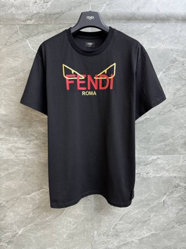 早春新款上新啦 Fd小怪兽印花T恤 2025新年限定系列 圆领领口设计 红色和金色结合的小怪兽印花图案 时髦高级 定制纯棉面料 舒适亲肤 宽松版型 不挑人穿 男