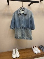 lv、最新款 浮雕压花牛仔衬衫外套 男女同款 现货发售 本款牛仔夹克将 Monogram 压纹口袋融入悠闲工装轮廓，可与同款工装裤共筑潮流造型，亦可与其他单品混