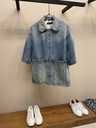lv、最新款 浮雕压花牛仔衬衫外套 男女同款 现货发售 本款牛仔夹克将 Monogram 压纹口袋融入悠闲工装轮廓，可与同款工装裤共筑潮流造型，亦可与其他单品混
