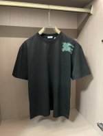 bur 2025春夏新款首发专柜最新款短袖圆领T恤 高端订制 设计前卫时尚 品牌Logo重工艺设计 高端定制丝光云朵棉面料.手感柔软.穿着舒适.专柜级别精致车线