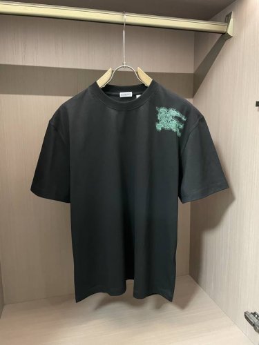 bur 2025春夏新款首发专柜最新款短袖圆领T恤 高端订制 设计前卫时尚 品牌Logo重工艺设计 高端定制丝光云朵棉面料.手感柔软.穿着舒适.专柜级别精致车线