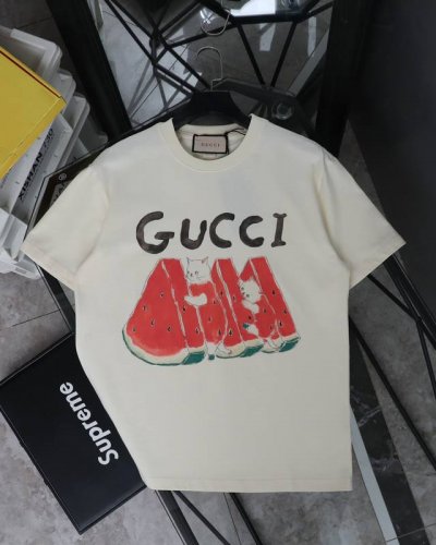 古驰 Gucci西瓜印花圆领短袖T恤 款号：359 原版面料官方同款短袖T恤 定制280 克同缸染面料手感非常舒服 春夏最新砖柜同步时尚又个性超级百搭好看的一款