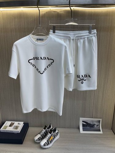 prada普拉达 2025新款套装采用客供独家进口定制面料，面料表面非常有质感显而易见，上身透气轻薄十分舒适，细节处彰显设计特色与精湛工艺，整体细节美妙绝伦！整