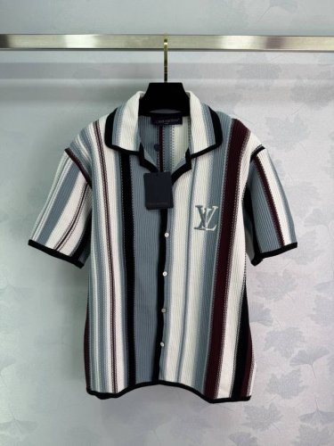 Louis Vuitton条纹短袖衬衫 经典款式 时尚百搭 舒适透气 适合夏季穿着 休闲大方 1色3码Sml T226B