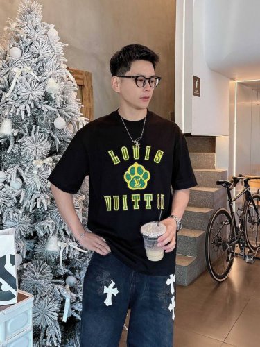 Lv 2025春夏新款首发专柜最新款短袖圆领T恤 高端订制 设计前卫时尚！品牌Logo重工艺设计 高端定制丝光云朵棉面料.手感柔软.穿着舒适.专柜级别精致车线.