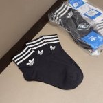 一卡3双 Adidas 阿迪达斯三叶草 官网同款专柜畅销款潮款！百搭！纯棉质量、上脚舒适透气性强！黑白两色可选