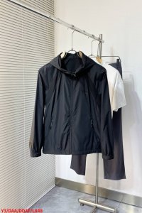 l848 Y3 2025Ss春夏休闲连帽夹克，时尚休闲拉链夹克，此款夹克外套选用了P家专业定制的轻薄科技面料制成，表面整洁光滑且富有光泽，质感透过屏幕都显而易