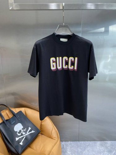 古家 Gucci短袖 纯净的白色，简约又百搭。胸前超大的“Gucci”字样，色彩鲜艳，立体醒目，瞬间提升了整件衣服的时尚感，走在路上想不被注意都难 。面料亲肤柔
