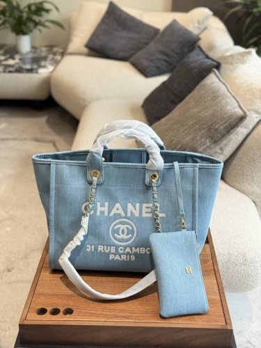 香奈儿Chanel年度牛仔沙滩包 2025年香奈儿沙滩包融入了珍珠元素真的是仙气很多大号还有手柄可以单肩的同时还能手提 容量真的是超大呀完全可以做旅行包用了 如