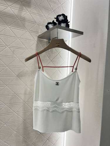 Chane*2025新品上架 蕾丝边针织吊带 定制Yb羊毛纱线织造 亲肤舒适 弹力好穿 吊带小背心版型 纤细H型吊带修饰肩部优美线条 水钻徽标对称装饰 胸下围环