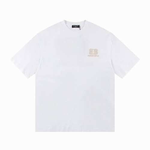 高版本Balenciaga 巴黎世家 反字母刺绣短袖T恤 前后均刺绣 采用田岛机重工刺绣10W+针 精细绣花无毛边杂线 非常紧密 凹凸质感明显 定织定染 G精梳