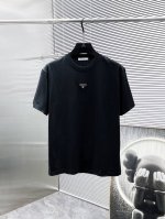 普拉达 Prada 2025Ss新款 半袖 体恤 短袖 圆领T恤，高端版本！专柜定制面料 透气舒适度高，细节无可挑剔，品牌元素设计理念，体现高品质。手感细腻柔软