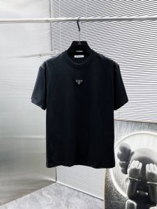 普拉达 Prada 2025Ss新款 半袖 体恤 短袖 圆领T恤，高端版本！专柜定制面料 透气舒适度高，细节无可挑剔，品牌元素设计理念，体现高品质。手感细腻柔软