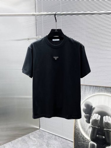 普拉达 Prada 2025Ss新款 半袖 体恤 短袖 圆领T恤，高端版本！专柜定制面料 透气舒适度高，细节无可挑剔，品牌元素设计理念，体现高品质。手感细腻柔软