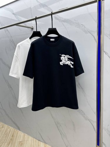 Burberry 巴宝莉 2025Fw春夏新品圆领打底外穿T恤，立体感Logo微廓形半袖，活性纯棉打底T恤，棉，手感面糯有骨感，柔而有韧性。工艺处理，韧性和抗皱