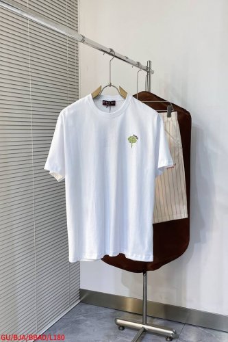 L180 Gugucci 绿玫瑰3D刺绣短袖，面料采用50平纹双股，新疆小棉花定织而成面料布匹洗水 添加手感与固定版型。螺纹搭配1*1索罗娜，同缸定染配套。刺绣