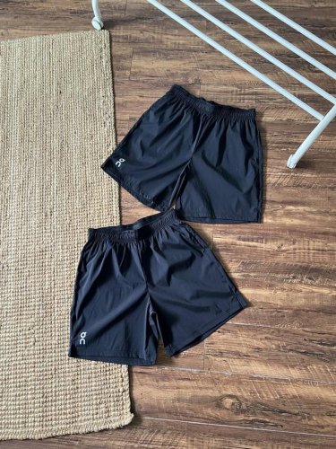 On昂跑 7 Core Shorts 2025 春夏新品 7 英寸运动速干短裤！精工之作，细节堪称完美，当下最流行的设计款式，绝对物有所值！轻盈的梭织面料，上身