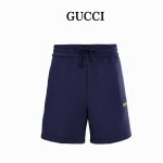 gucci古驰Guc 黄字母贴饰短裤 采用95%再生黏胶纤维与5%氨纶的黄金配比 织造出如第二层肌肤的柔感体验 黏胶纤维结构具有天然的亲水性 可快速吸收并蒸发汗