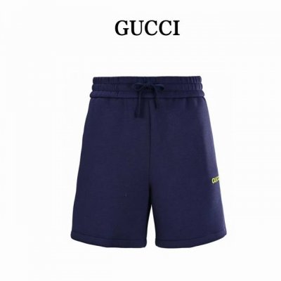 gucci古驰Guc 黄字母贴饰短裤 采用95%再生黏胶纤维与5%氨纶的黄金配比 织造出如第二层肌肤的柔感体验 黏胶纤维结构具有天然的亲水性 可快速吸收并蒸发汗