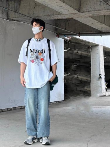 上新Mardi情侣款圆领短袖T恤，全部采用上等原料，质感好颜色鲜明！ 这种款式上身回头率超高！基础款的圆领Tee,男女均可驾驭！ 尺码：S-3Xl 颜色：白色