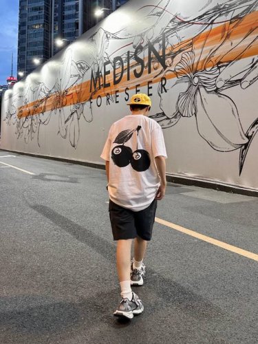 stussy 斯图西樱桃宽松圆领短袖T恤 男女同款 采用260克双砂面料 三针五线做工，领口包包边条 今年火爆的品牌 看到了就忍不住要自留一件 正确纹路立体印花