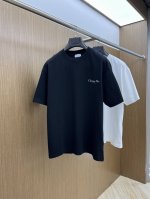 Dior迪奥2025新款经典字母做旧破洞印花Logo短袖男女同款 这款 T 恤采用棉质竹节平纹针织面料精心制作。胸前饰以灰色 Christian Dior Co