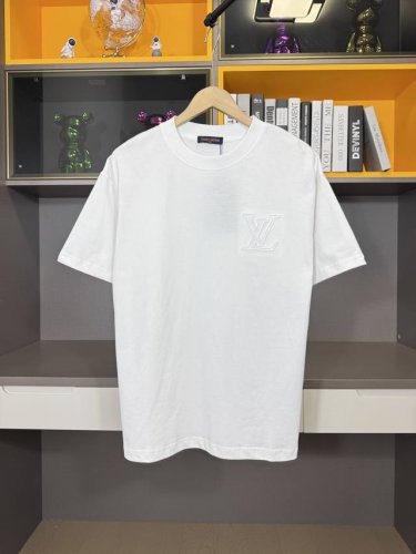 lv25Ss春夏新款首发最新款短袖圆领T恤 高端订制 设计前卫时尚！品牌Logo重工艺设计 高端定制280克面料.手感柔软.穿着舒适.级别精致车线.做工精细.上