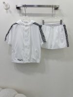 Dio* 25新款套装定制Yb进口再生尼龙材质 挺括舒适有型 面辅料开发 连帽短袖外套抽绳松紧休闲短裤 胸前沿用开襟拉链调节 配合撞色Miss拼接设计 增添造型