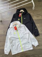 Nk耐克新款推荐勾勾家运动反光防水运动外套 早春旅游运动天气多变一定要入一件 整体版型挺括利落衬得身姿格外挺拔 后背亮眼的标志设 是潮流和运动感的碰撞，个性又不