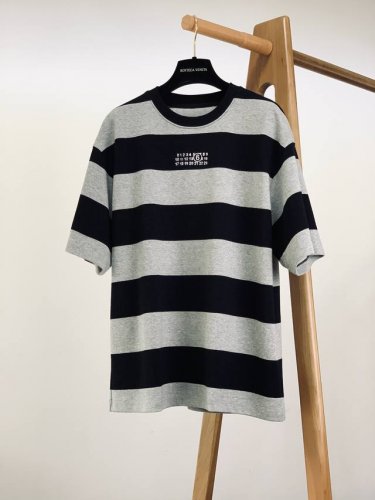 miumiu 缪缪 2025Ss春夏新品 复古条纹T恤，贸易公司渠道稀出，随性搭配的中性风，男女皆可上身的百搭单品！甄选优质高支纯棉面料打造，面料手感柔软蓬松，