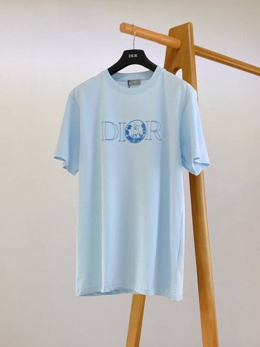 dior Homme 迪奥 桀傲 2025Ss春夏新品 夏日必修课。老花图腾+极简剪裁＝不费力的高级。感这款T恤展示来自本季Dior And Hylton Ne