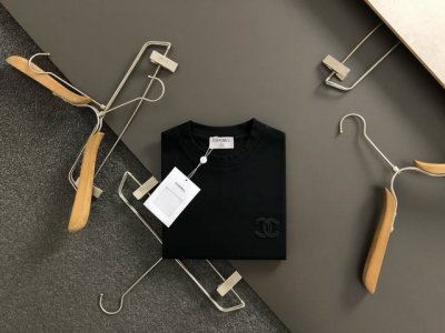 Chan*微宽版型M-Xxxl 25早春最新经典百搭编织绣重磅短袖，高端品质专柜原单圆领短袖，顶级制作工艺进口面料，专柜款独特设计，采用进口高端订制进口丝线手感