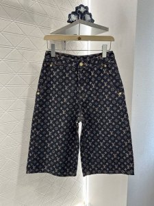 louis Vuitto*2025新品上架 印花时髦牛仔中裤 定制Yb斜纹棉牛仔材质 质感细腻 透气舒适 酵素水洗呈现高街感黑灰色 满印四叶草字母元素 高腰直筒
