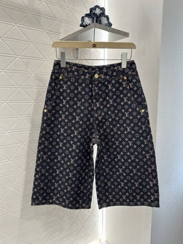 louis Vuitto*2025新品上架 印花时髦牛仔中裤 定制Yb斜纹棉牛仔材质 质感细腻 透气舒适 酵素水洗呈现高街感黑灰色 满印四叶草字母元素 高腰直筒
