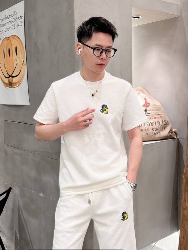 gucci 2025春夏 短套装来袭！大眼颗粒面料最经典刺绣条纹短袖套装 迪奥 时尚休闲运动套装 摸起来舒适 穿起来更舒适 面料久穿常新 简约时尚 手感非常舒适
