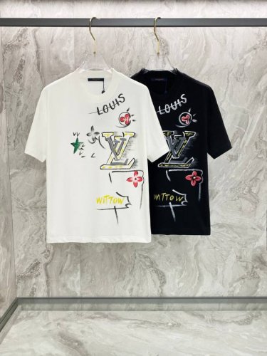 lv25Ss夏季新款手绘短袖T恤！专柜同步，每一件都是纯手工画制而成.独特的Logo 个性艺术系列全网独家首发 百搭款细节处理完美240克纯棉面料十分精致 原版