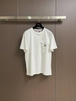 moncler 2025Ss春夏口袋点缀Re-Nylon平纹针织圆领T恤 经典尼龙口袋三角标拼接的设计 上身就能体会主题带来年轻与时尚感 合体的的剪裁 领口微微