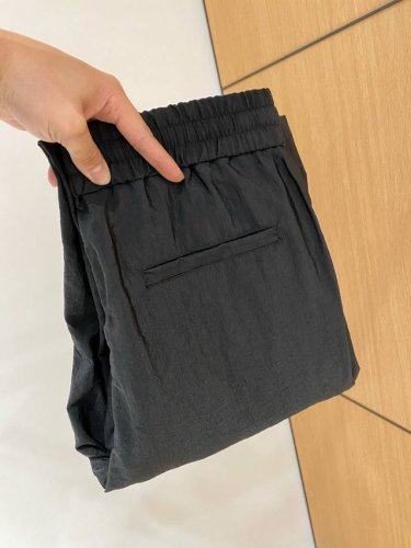 男士精品休闲裤 顶级面料休闲裤，最新款上身版型无敌正！ 绝对可以闭眼收的一款 此款裤子非常百搭，日常上班 户外运动都可以穿着，是时尚休闲与户外运动的完美结合，所