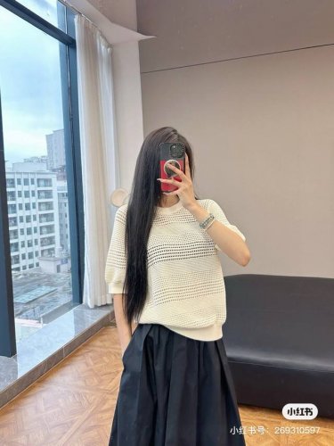 小宽松直筒版型，合体又有一定的松量，包容性很强 24050#