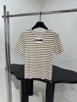 小香25早春度假新品羊毛衫 经典度假风条纹钩花 延续一贯的休闲版型 百搭任何下半身 推荐入手 ：米杏色 ：S M L