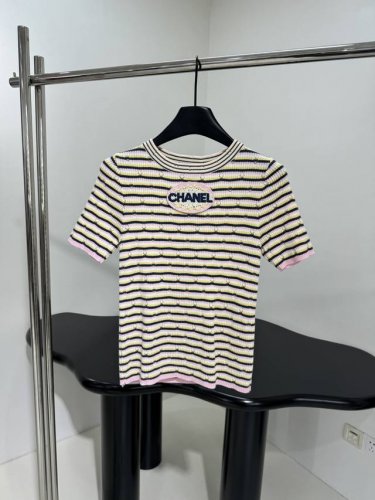 小香25早春度假新品羊毛衫 经典度假风条纹钩花 延续一贯的休闲版型 百搭任何下半身 推荐入手 ：米杏色 ：S M L