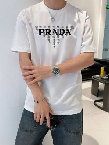 prad*普拉-达新款T恤.25S男女同款 胸前高清3D字母立体印花设计.形成经典品牌倒三角造型.搭配3D重工字母绣花prada.质感搭配都是不同凡响 质感极好