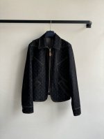 louis Vuitto*25新款老花牛仔外套满印最新暗黑系老花图案设计与牛仔面料的时尚完美融合，既保留了Lv品牌的奢华感，又不失现代时尚气息。版型巨好 穿上她
