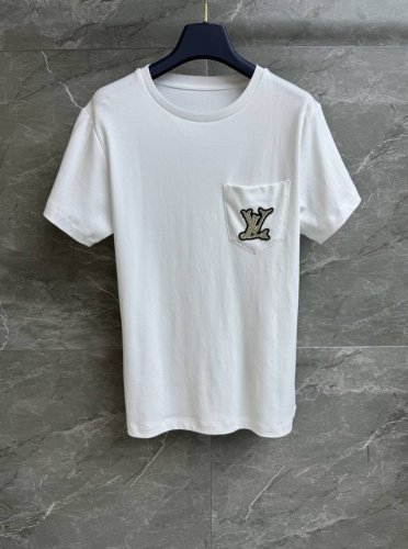 夏季新款上新啦 L家口袋刺绣T恤 2025夏季系列 圆领领口设计 绳索字母徽章刺绣点缀口袋 简约又高级 进口全棉面料 舒适透气 正常版型 上身显瘦又百搭 商标齐