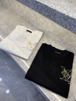 Ly驴牌25 Ss新品春夏首发专柜 最新款短袖圆领T恤高端订制 设计前卫时尚！品牌Logo重工艺设计高端定制欧棉180克面料手感柔软.穿着舒适.专柜级别精致车线