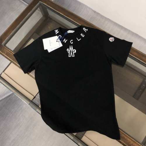 Mon*Cler 蒙口 新款上市 专柜系列纯棉T恤！260克定制棉，纯棉水洗面料，面料柔软舒适，全新设计灵感，极具时尚代表性！精致领口印花Logo设计！手感舒适
