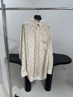 新品Logomania All Over休闲衬衫搭配长裤 米黄色府绸满身Logo印花图案 宽松版型剪裁 裤子松紧腰围 隐藏式纽扣门襟 可系列套装搭配 宽松版型