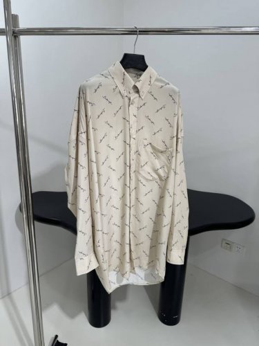 新品Logomania All Over休闲衬衫搭配长裤 米黄色府绸满身Logo印花图案 宽松版型剪裁 裤子松紧腰围 隐藏式纽扣门襟 可系列套装搭配 宽松版型