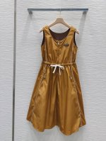 Miu Mi* 2025Ss新款背心裙 高级感满满 定制面料 剪裁上身版型贴合度极佳 不旦颜色美，质感也敲好！复古又时尚 经典大气 各种身材都可以驾驭 Sml
